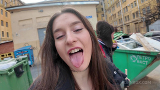 Русская блогерша занимается сексом с бомжом на камеру ради хайпа - Jane White